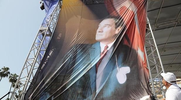 Atatürk'ü unuttular, Bakanı unutmadılar