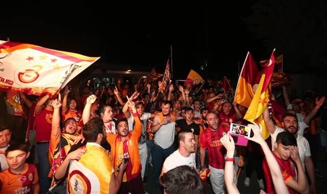 Galatasaraylı taraftarları denize attılar!