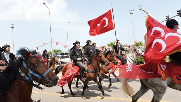 Atlı birlikle karşıladılar