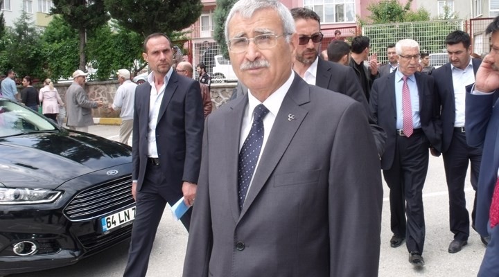 Havuz iyice kirli su ile doldu