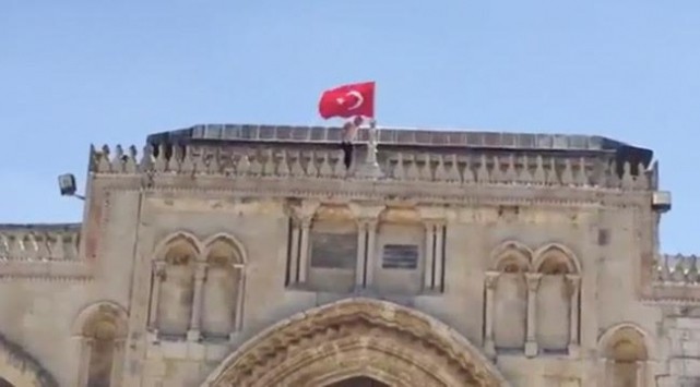 Mescid-i Aksa'ya Türk bayrağı astılar