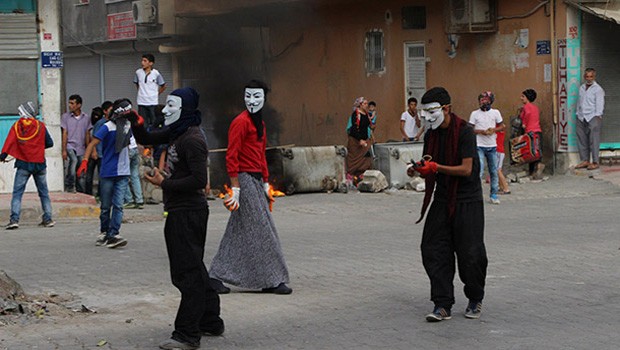 PKK'lılar Etek giyip, yol kestiler