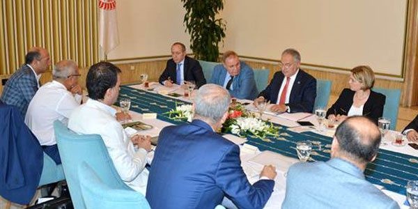AKP ipe un seriyor, Koalisyon yok gibi