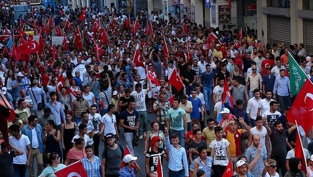 Beyoğlu'nda şehitler için yürüyüş
