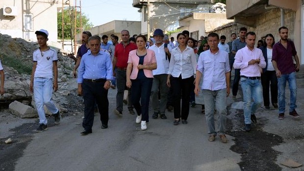 HDP'liler Canlı kalkanları ziyaret etti