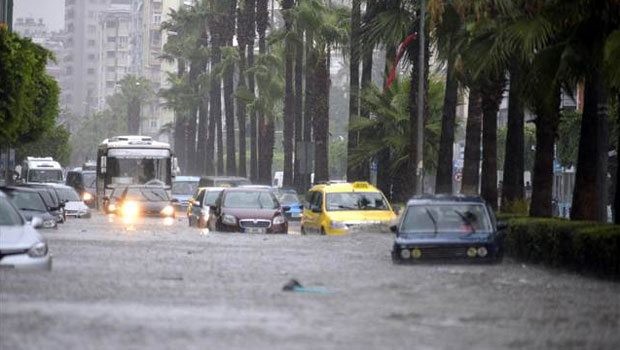 Adana'yı sel bastı