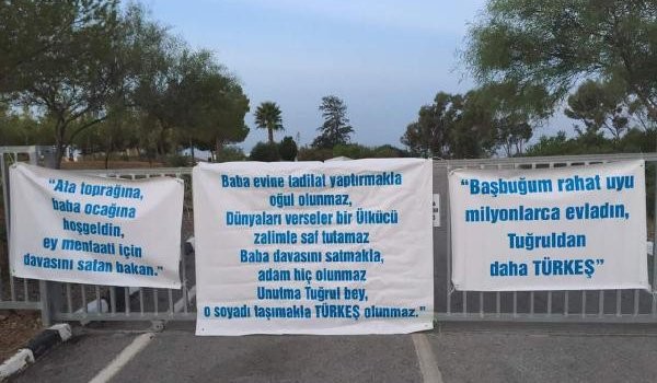 Türkeş'e pankartla ağır göndermeler