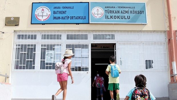 Bir okul, iki tabela