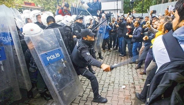 TÜRKİYE AYAKTA