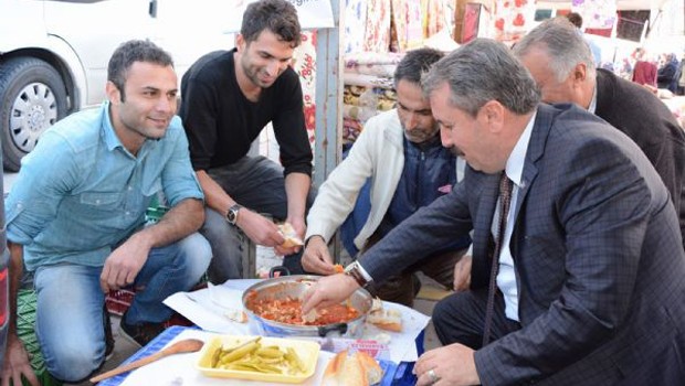 Pazarcıların Sofrasında bir lider