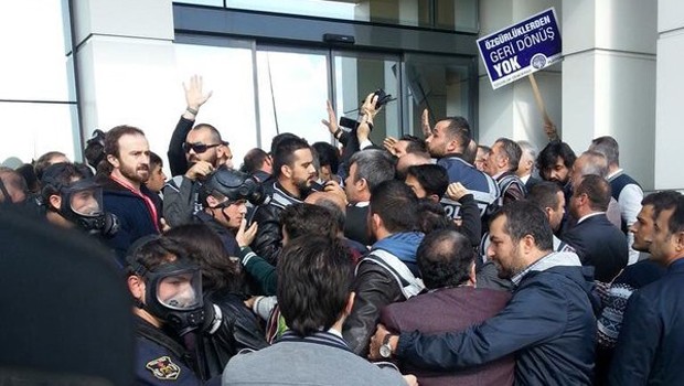 Polisler zorla Koza İpek Holding'e girdi