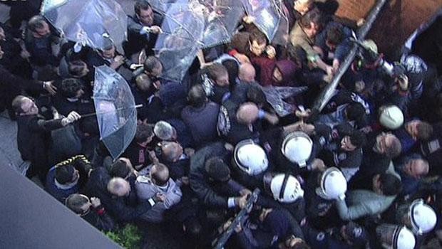 İpek Medya önünde hareketli anlar