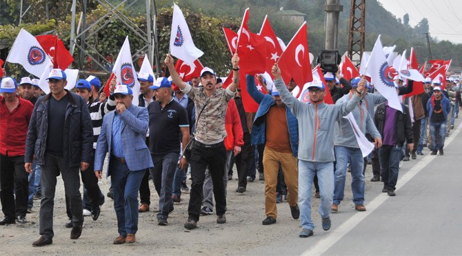 Greve giden 1500 işçi atıldı