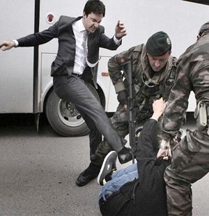 Başbakan'ın müşaviri protestocu dövdü