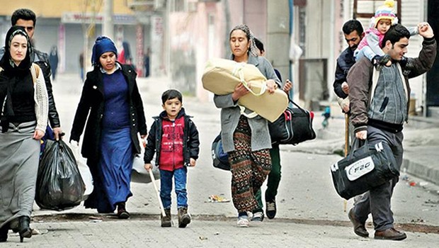 3 aile camiye sığındı