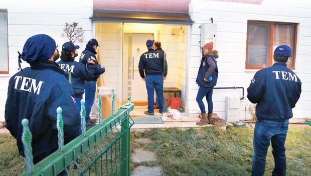 Polis kapılarına dayandı