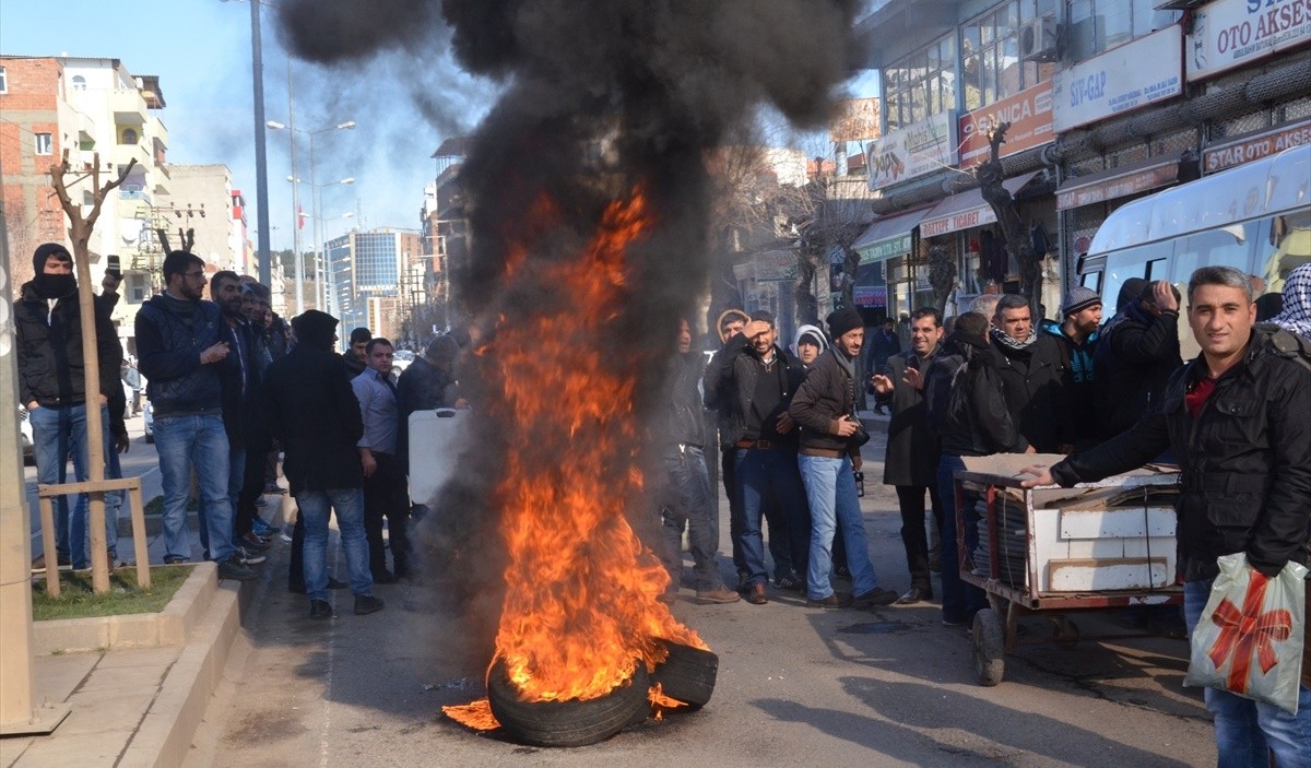 Elektrikler kesilince protesto başladı