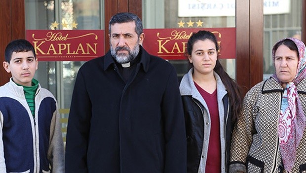 Papaz, Sur'dan beyaz bayrakla kaçtı