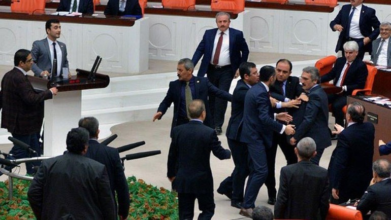 Meclis Genel Kurulu'nda gerginlik