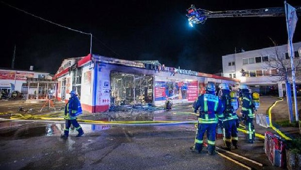 Türklere ait işyerleri kundaklandı