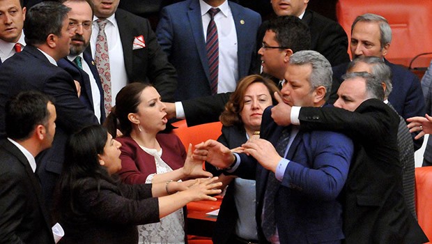 AKP ve HDP'li Vekiller Birbirine Girdi