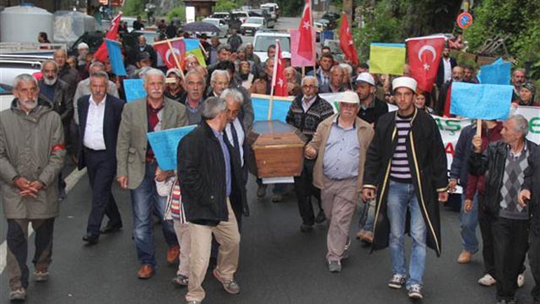 Tabutu dereye fırlattılar