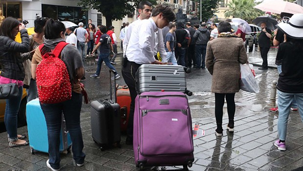Turistler otellerini terk etti