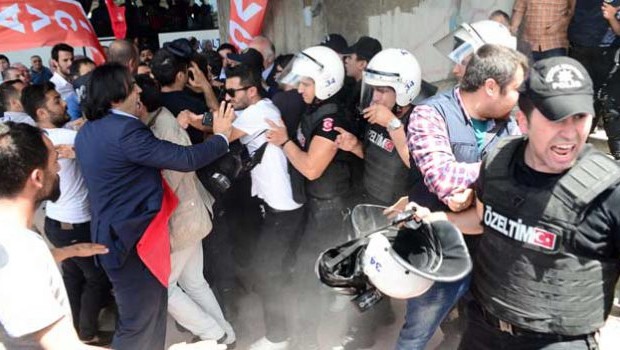 CHP teşkilatları ayakta