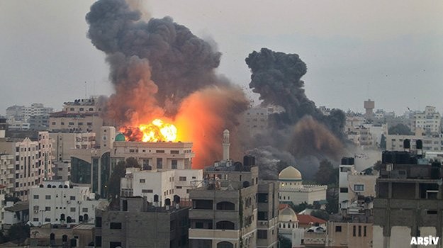İsrail Gazze'yi bombaladı
