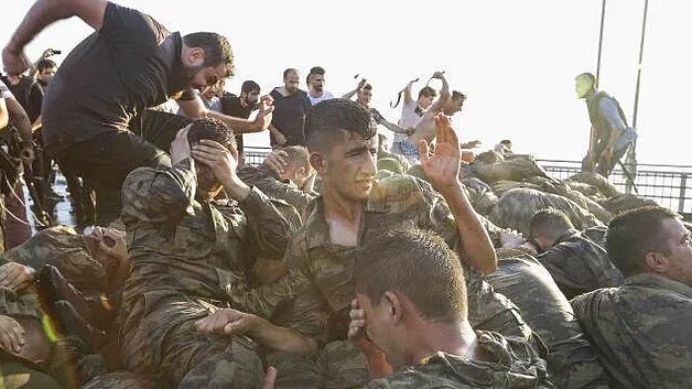Halksız darbe teknolojiye yenildi