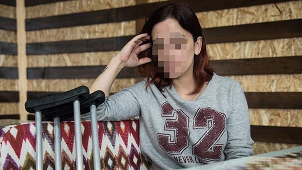 Solisti sahnede bacağından vurdular
