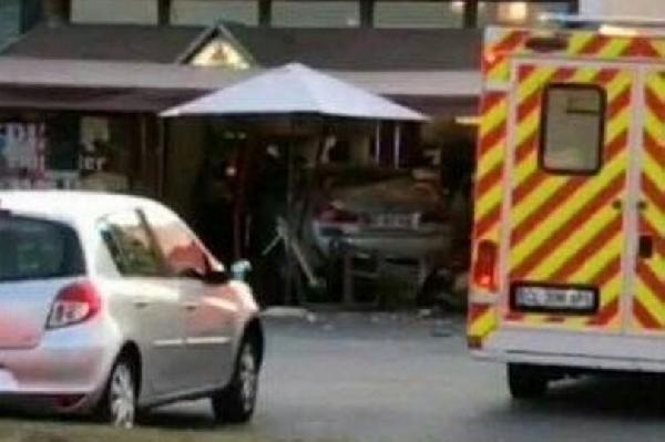 Paris'te araç yayaların arasına daldı: 1 ölü, 12 yaralı!