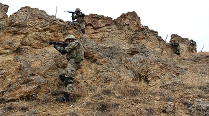 Hakkari'de kaçakçılar askerle çatıştı: 7 yaralı