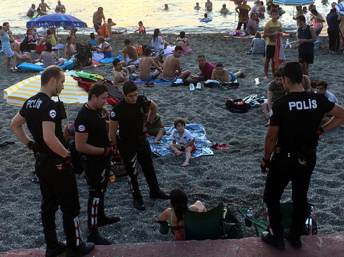 Plajda bira içen doktorlara polis baskını