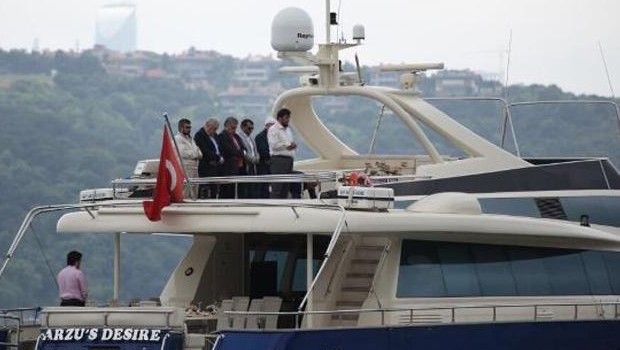 Boğazda namaz şov