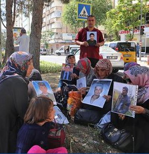 Açlık grevindeki annelerin çadırlarını söktüler