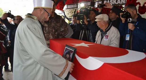 En Acı Görev: Şehit oğlunun cenaze namazını imam babası kıldırdı