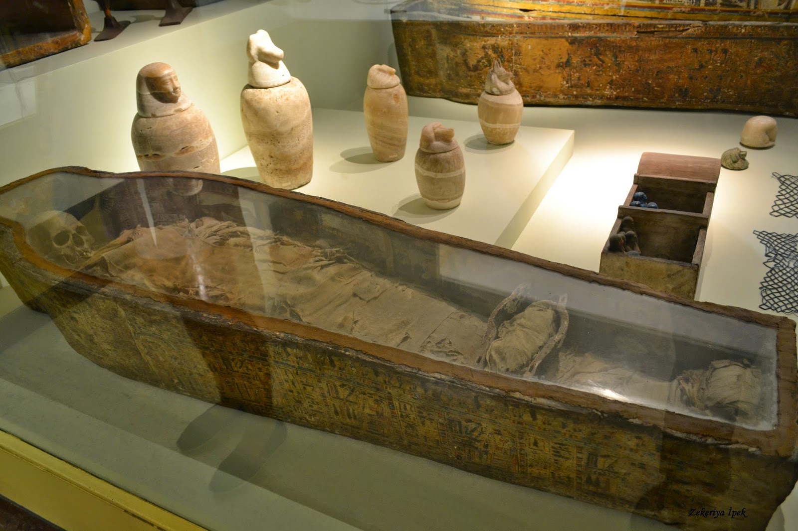 Firavunun haremindeki kesik bacaklı kadın heykelleri