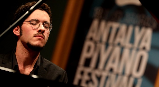 Genç piyanist büyük ilgi gördü