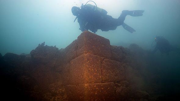 Van Gölü'nde Urartulara ait 3 bin yıllık kale bulundu