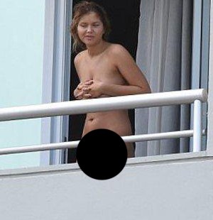 Futbolcuların çıplak otel bebeği