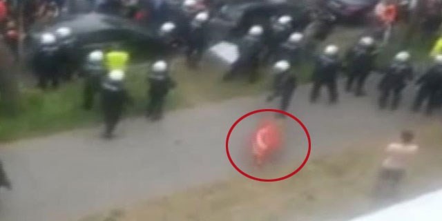 Türk bayrağına saygısızlık! Polis Bayrağımızı yere attı