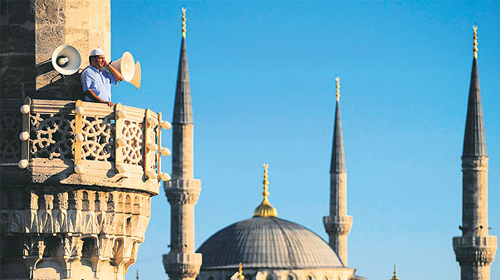 İsveç'te Tarihi Ezan Kararı: Gözyaşlarıyla dinlendi