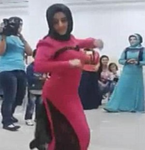 Türbanlı kız ne içtiyse dağıttı ortalığı