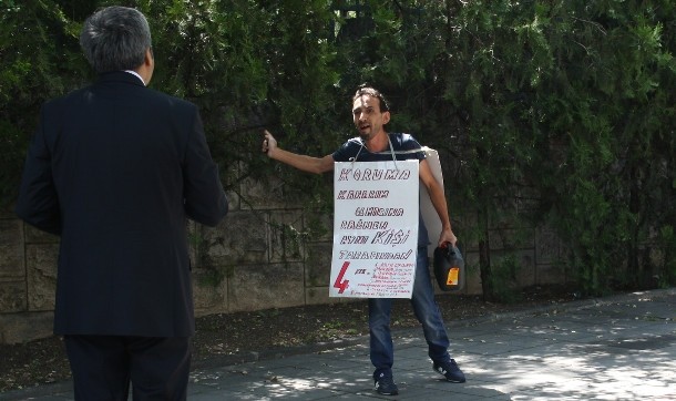 TBMM girişinde kendisini yakmak istedi