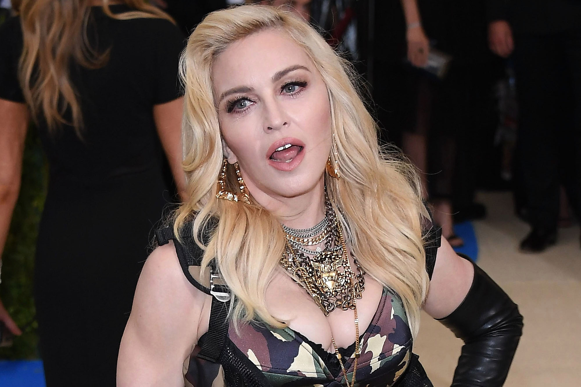 Madonna'nın uçağında panik: Pilot acil iniş yaptı