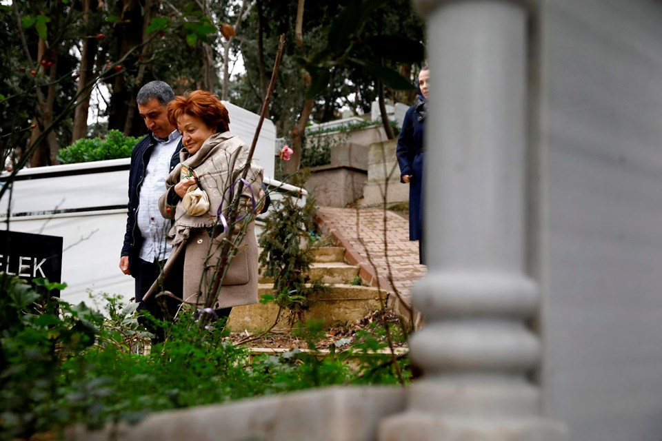 Acılı anne Berna Yılmaz oğlunun mezarı başında ağladı