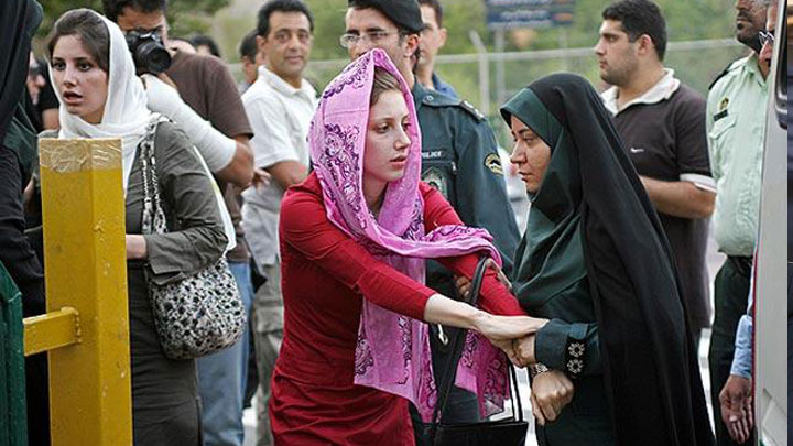 İran'da içki içip dans eden 230 kadın ve erkek gözaltına alındı