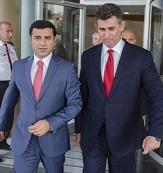 İhsanoğlu'nu eleştirdi, Selahattin'e kur yaptı