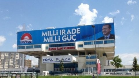 Basın İlan binasında dev Erdoğan pankartı